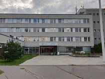 Vstupní portál polikliniky / entrance into the building